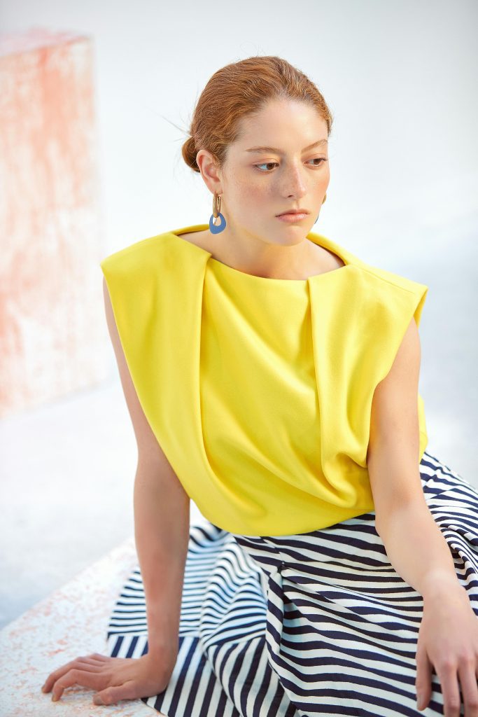 Jeune femme avec un haut jaune