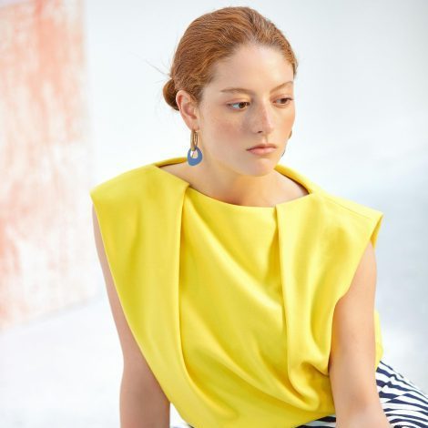 Jeune femme avec un haut jaune